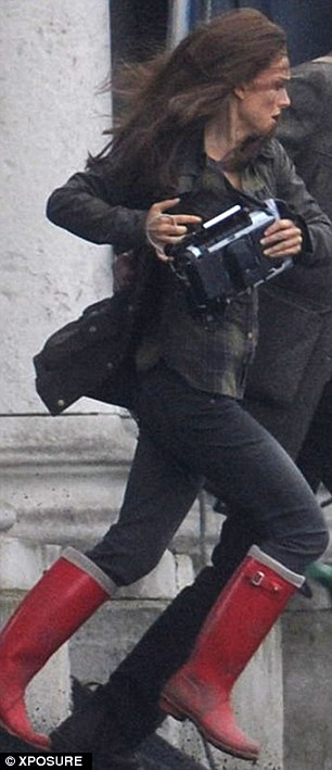 Jane Foster (Natalie Portman) corre con un extraño dispositivo.