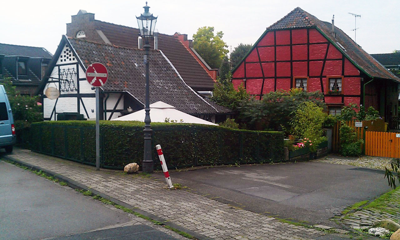 Dontplayahate Dusseldorf Three Musts