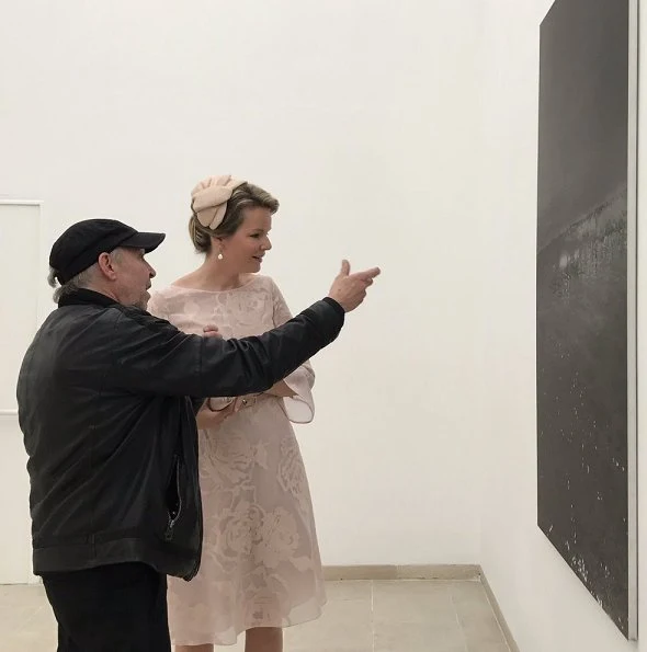 Queen Mathilde visit Belgium pavilion and Viva Arte Viva exhibition. Queen wore pink lace dress pearl earrings and Gianvito Rossi pumps