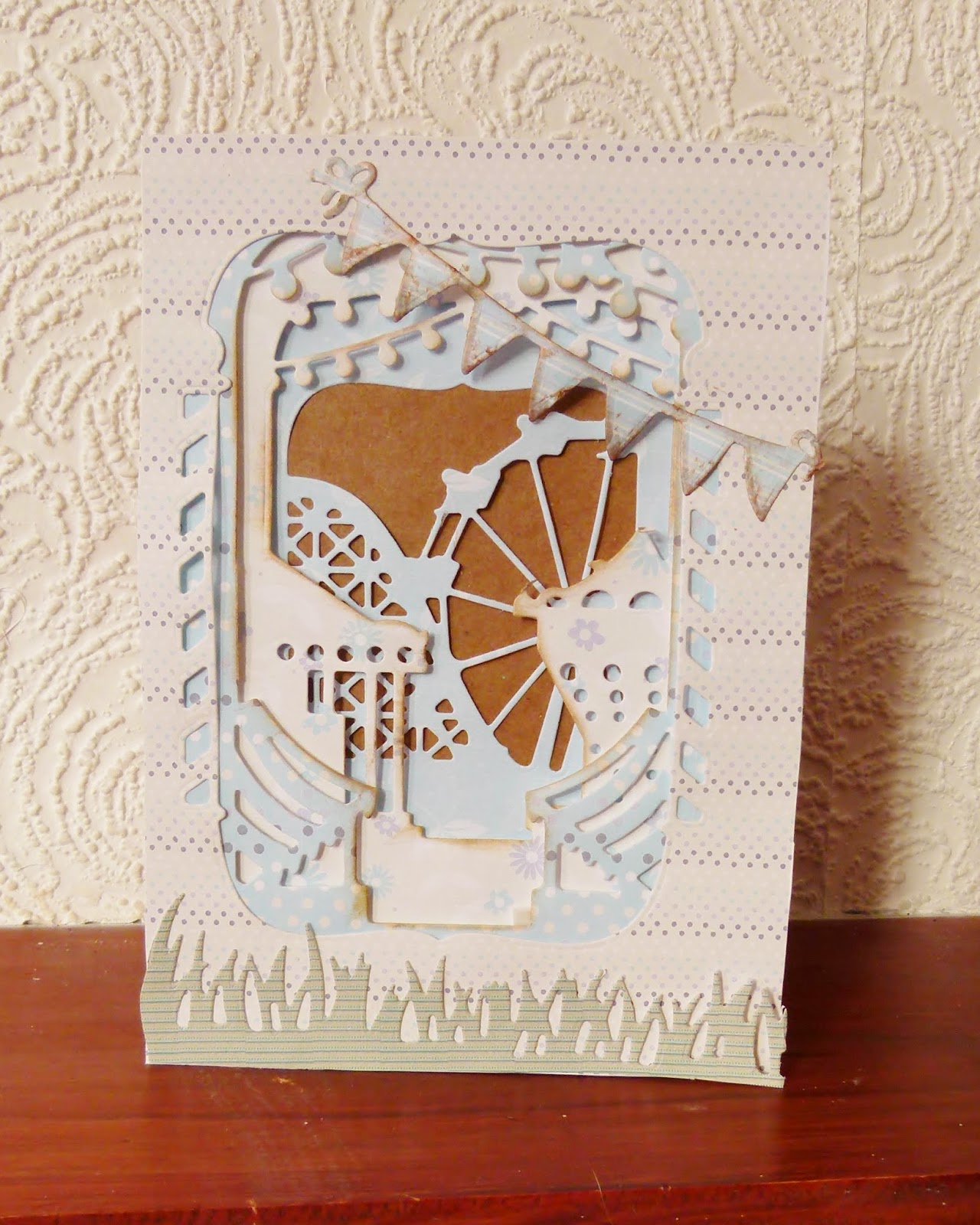 Docrafts Xcut 3.18131R – Perforatrice Per Bordi Fai Da Te, Motivo Floreale, Per Scrapbooking E Biglietti