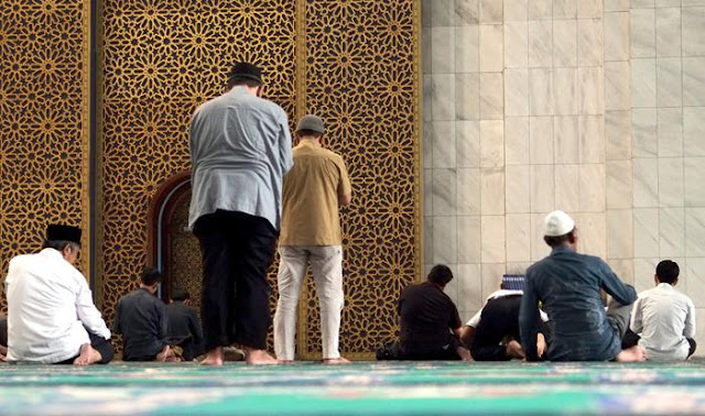 8 Kesalahan yang Masih Sering Dilakukan Makmum Saat Shalat Berjamaah