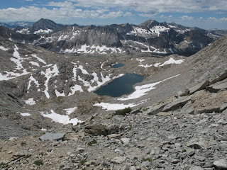 Blick zurück auf den Anstieg zum Pass; im Hintergrund sind Arrow Peak (links) und Marion Peak (rechts) zu sehen