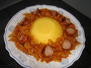 Varza calita cu carnati de casa