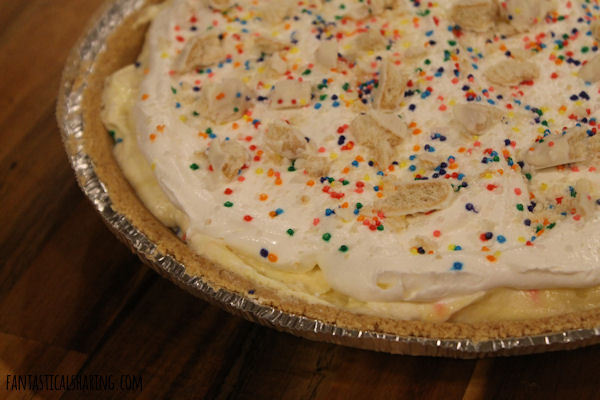 Circus Animal Cookie Pie // This no bake pie is the perfect summer dessert that will bring you back to your childhood! #recipe #pie #dessert #circusanimalcookies #sweets