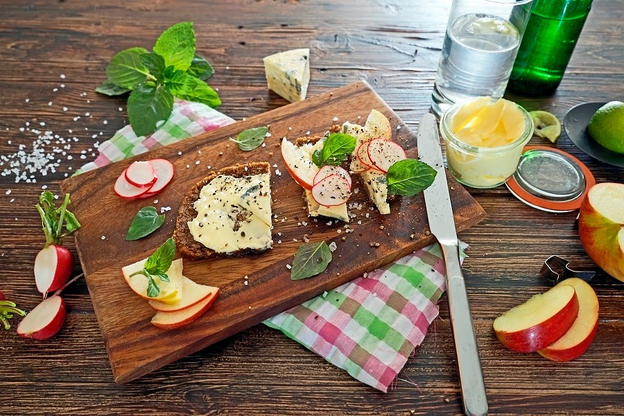 stuttgartcooking: Brot mit Butter, Radieschen, Apfel, Minze und ...