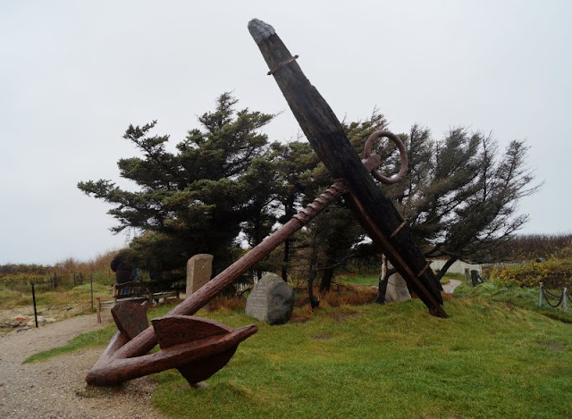 Wind, Wetter und eine eindrucksvolle Abwesenheit: Ein Ausflug zur Mårup Kirke bei Lönstrup. Der Anker der Fregatte "The Crescent" lag einst vor der Kirche.