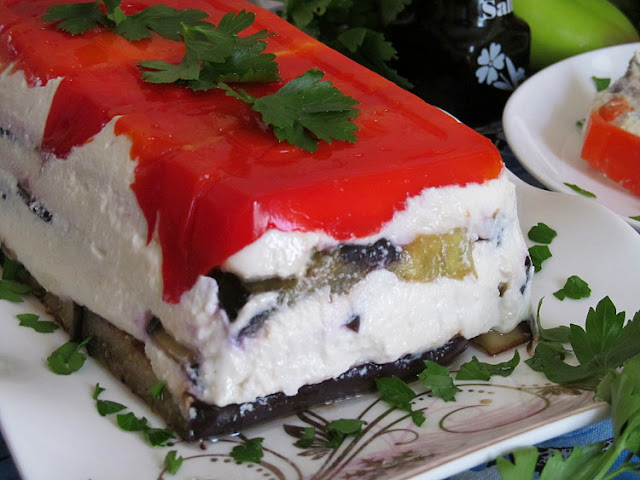 Закуска из баклажанов и красного перца с творогом