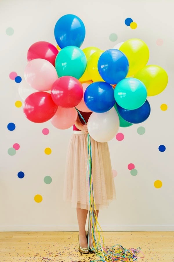 Preparando una fiesta con globos