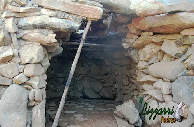 Detalhe da entrada da gruta de pedra de Nossa Senhora de Fatima, com esse tipo de pedra moledo. Nessa parte, fazendo o fechamento com pedras compridas.