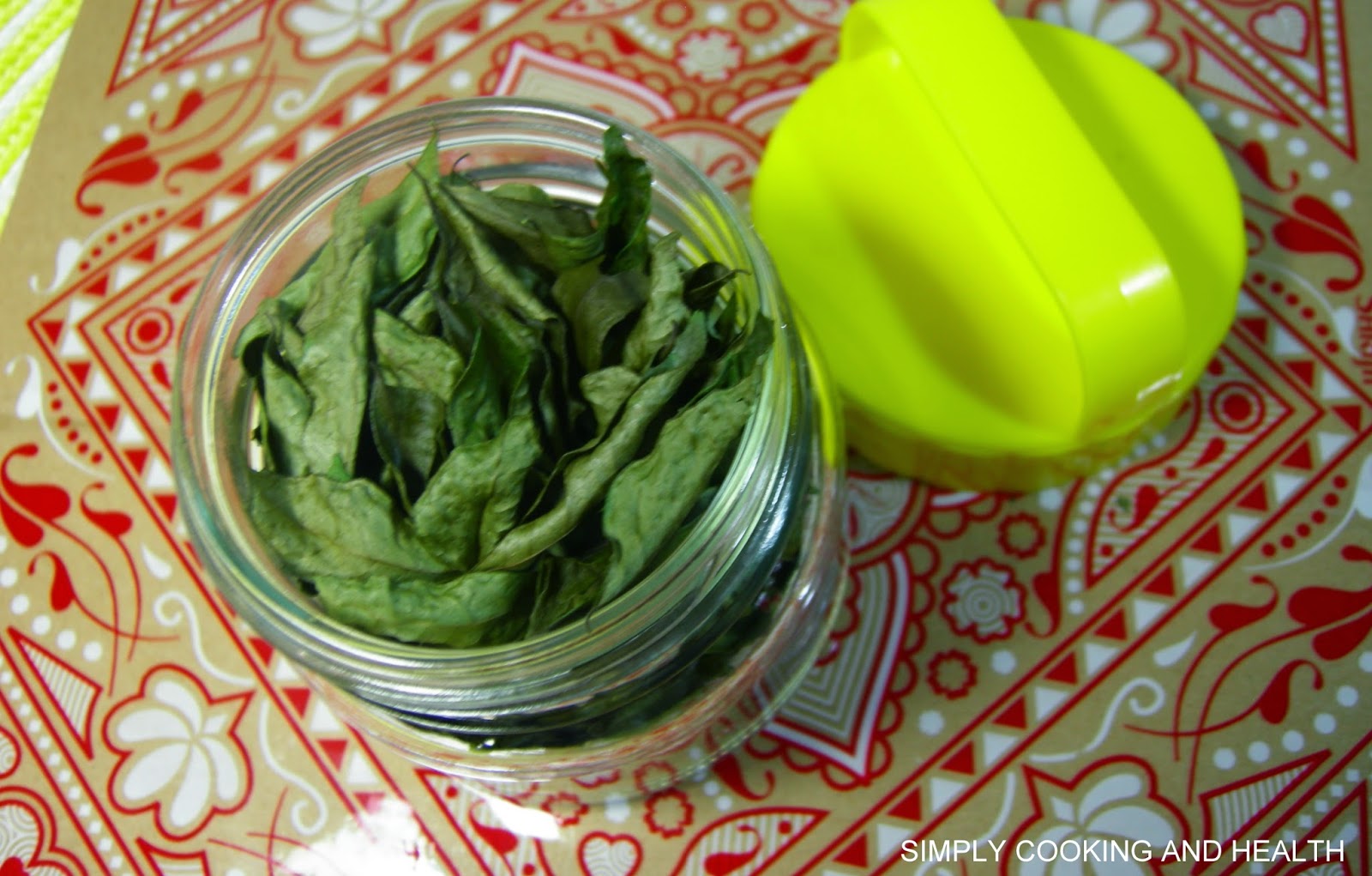 Simply Cooking and Health Drying curry leaves and pandan leaves (screw
