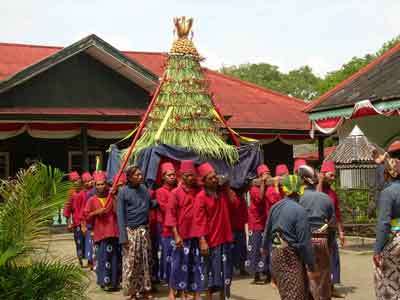 Seni pertunjukan wayang adalah salah satu unsur budaya asli indonesia yang setelah masuknya budaya h