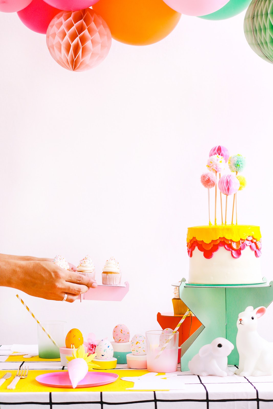 mesa posta pascoa moderna ovos estampa terrazzo baloes suspensos porta ovos de cimento blog do math bright colorfull easter table decoration modern minimal carrot cracker terrazzo easter eggs diy