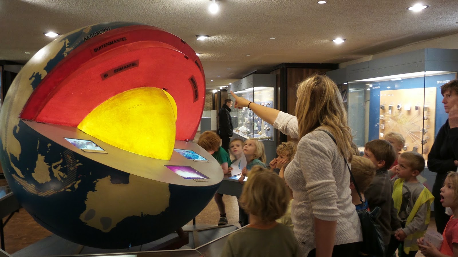 Hoe is de aarde en het eerste leven ontstaan? Leefschool Dagpauwoog Hoe is de aarde en het eerste leven ontstaan? Leefschool Dagpauwoog