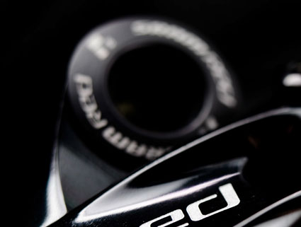 人々は税関を通過して密輸品を密輸するためにあらゆる手段を講じます。これらの写真には、聖書に隠された銃、車のバッテリーに隠されたマリファナ、シャンプーボトルとテディベアの中に隠された現金が写っています。 写真提供: 米国税関局、写真家のジェームス R. トゥールテロット氏とトッド リーブス氏