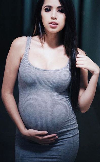 Jasmine Villegas Foto de Jasmine Villegas tocande su barriga grande