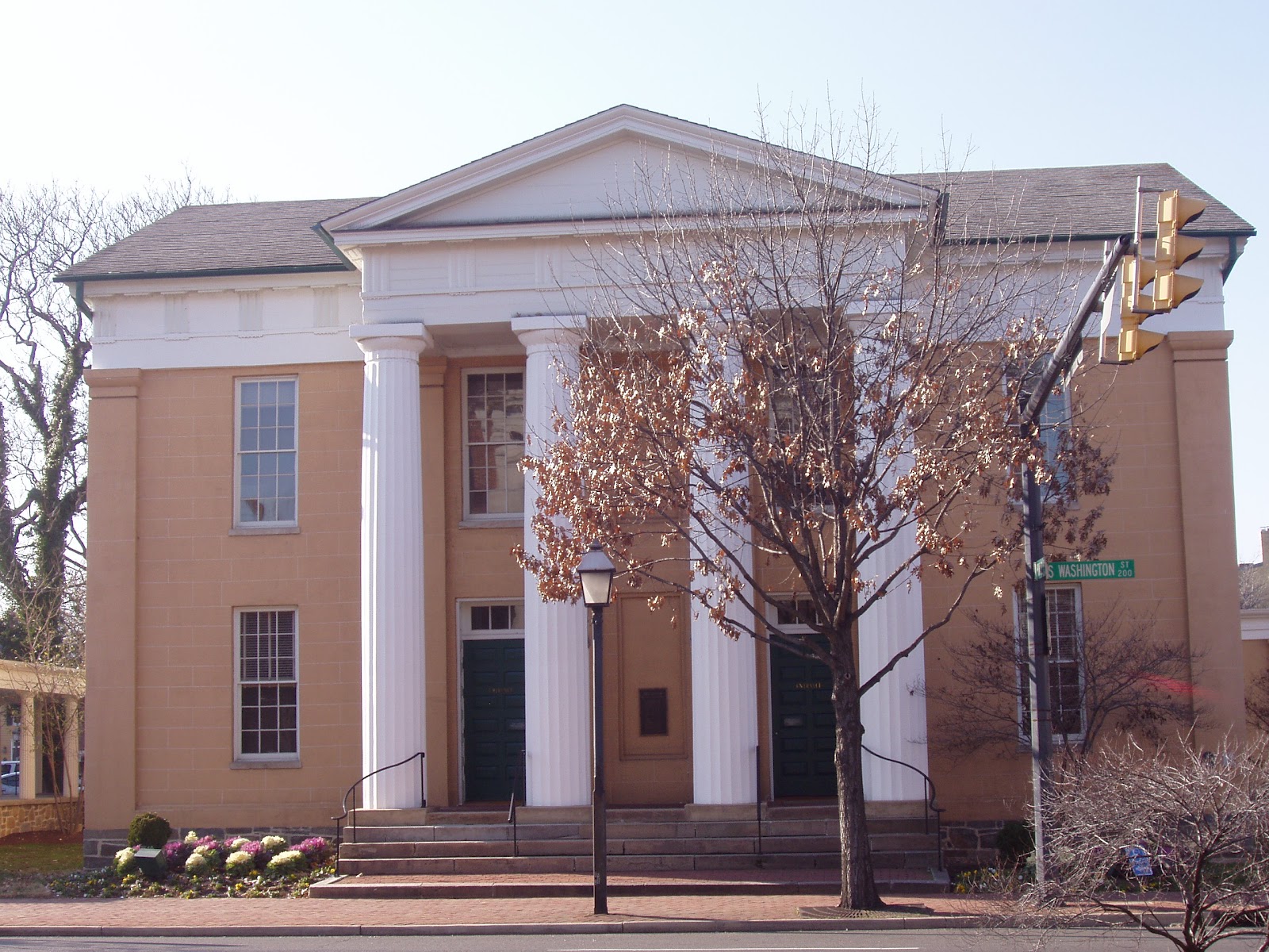 Southern Folk Artist & Antiques Dealer/Collector A walking tour of old