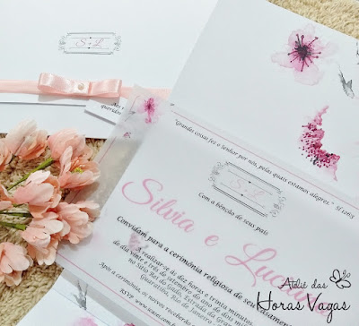 convite de casamento artesanal personalizado delicado sofisticado floral aquarelado flor de cerejeira sakura oriental envelope estampado translucido papel vegetal estampado laço chanel de cetim rosa rose gold