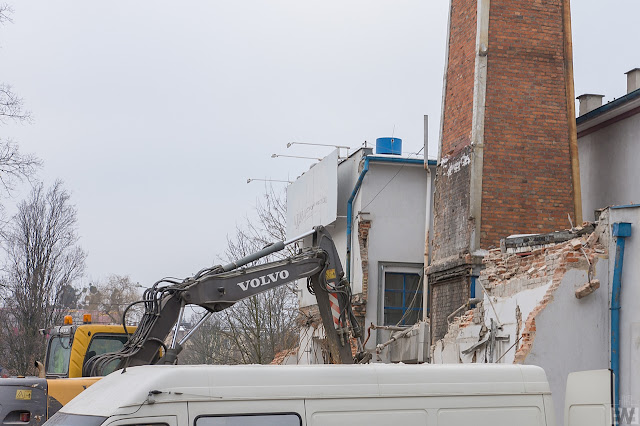 Wyburzanie fabryki Jutrzenka przy ulicy Garbary