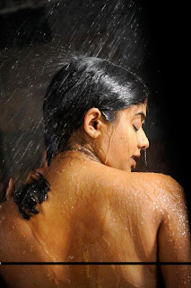 Priyamani showing her bare back In Toilet