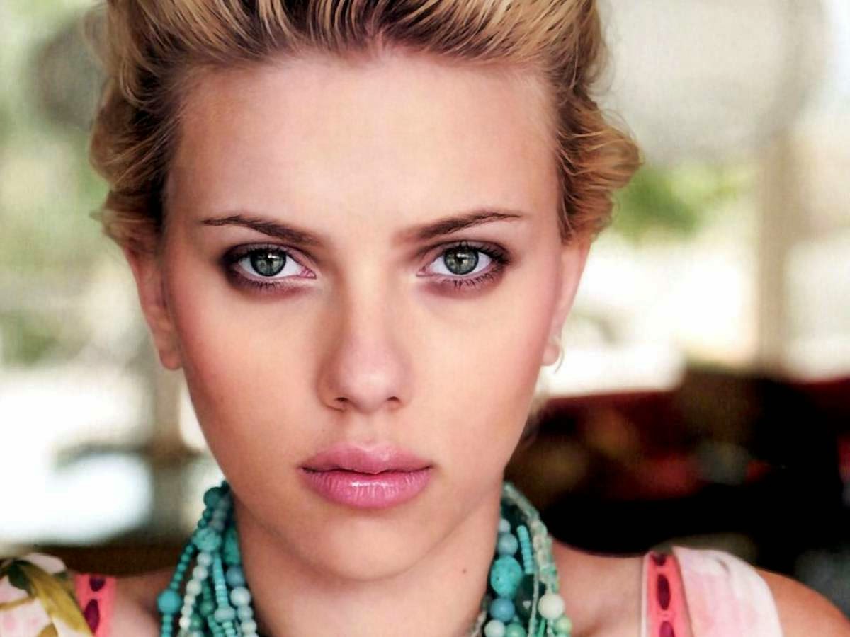 Scarlett Johansson movieloversreviews.filminspector.com