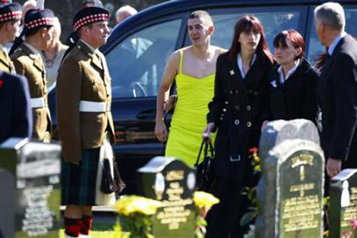 содат в женском платье