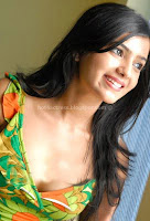 Samantha hot navel and cleavage show