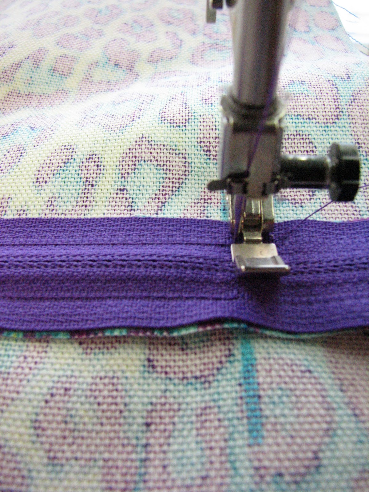 Ms. Elaineous Teaches Sewing Zippers in Pillows and Cushions