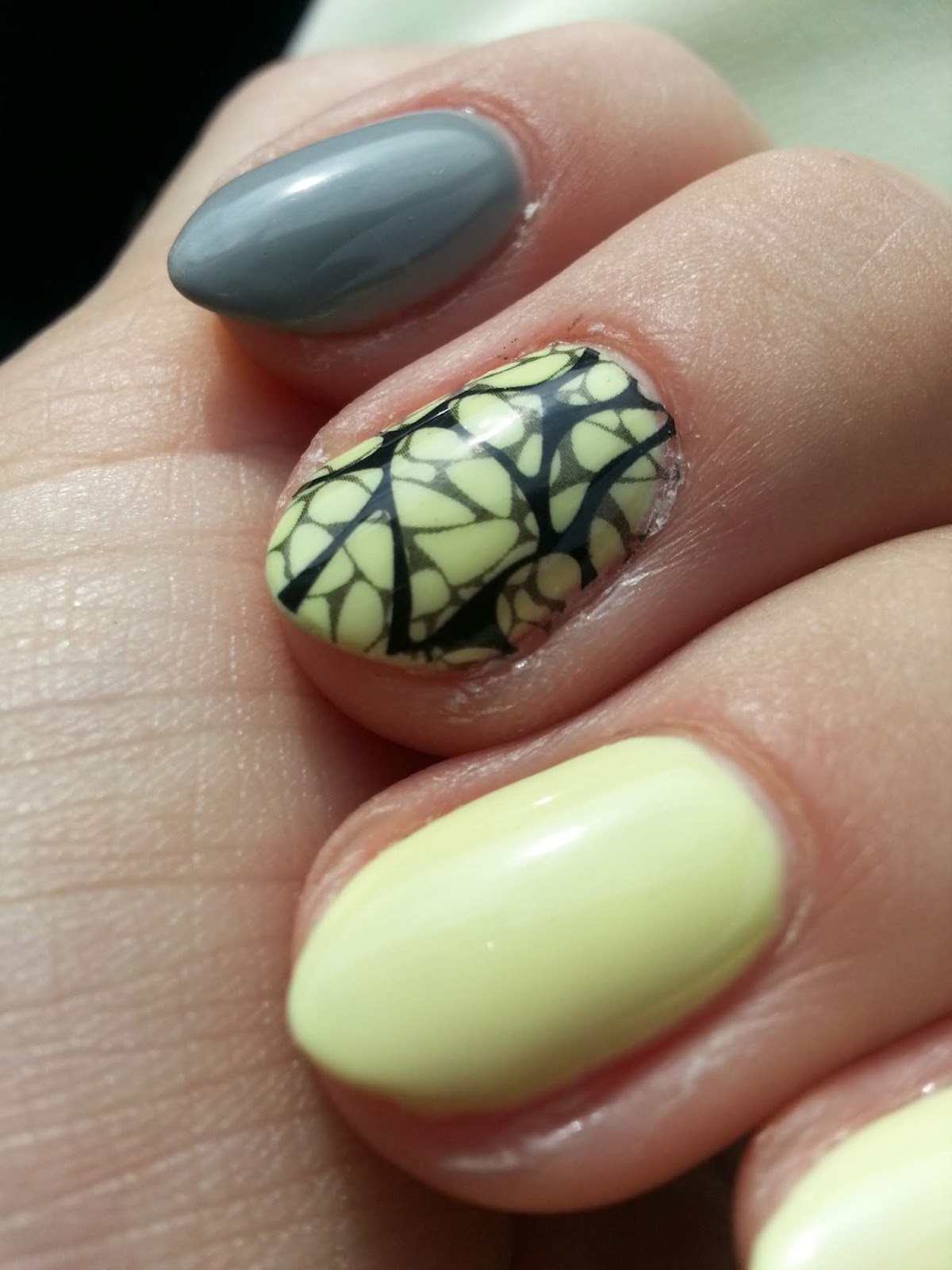 Zakrecona Na Wlosy 639 Zolte Paznokcie Z Szarym Akcentem I