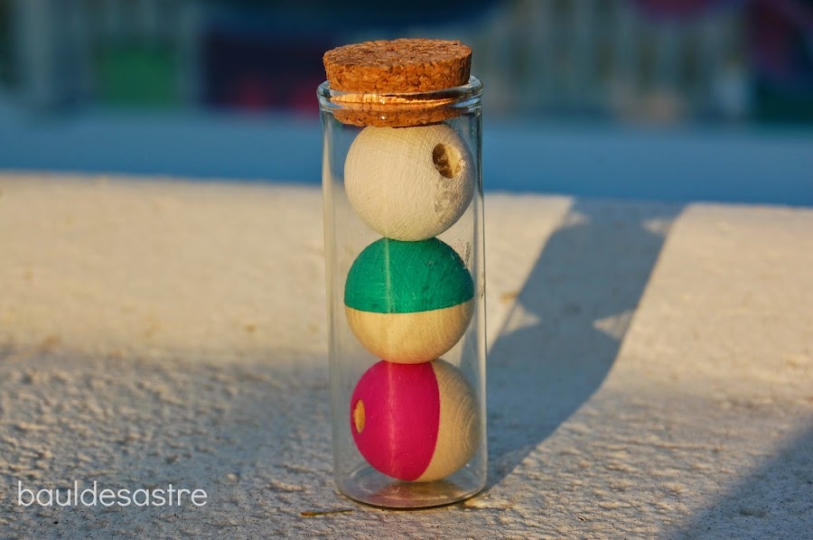 collar con bolas de madera