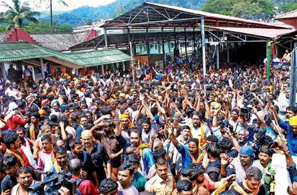 Unidentified bike borne assailants pelt stones at moving bus in Pathanamthitta, Sabarimala Temple, Clash, Protesters, attack, News, Religion, Trending, Police, Complaint, Controversy, Kerala.
