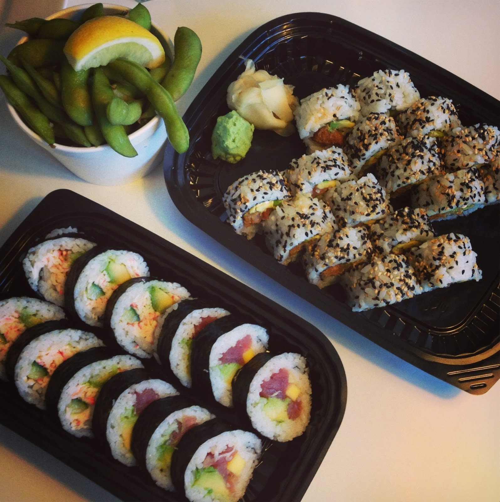 Sushi fra Hatoba sushi, takeaway, weekend, fredag, ris, fisk, edermame, bønner, citron, hatoba, islands brygge, mad, sommer