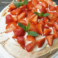 http://www.bakingsecrets.lt/2014/07/strawberry-pavlova-pavlova-su-braskemis.html