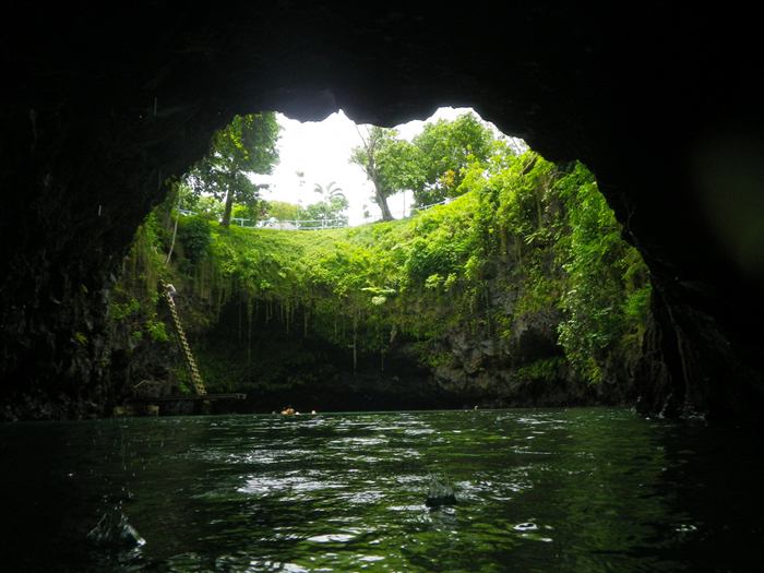 Independent State of Samoa - an island nation located in the South Pacific Ocean. For tourists who love to spend time after study has interesting corners of our planet, here is a great place. Get even, for example, is a picturesque little lake called the To Sua Ocean Trench, located near the National Park in the village of lotus-eaters.