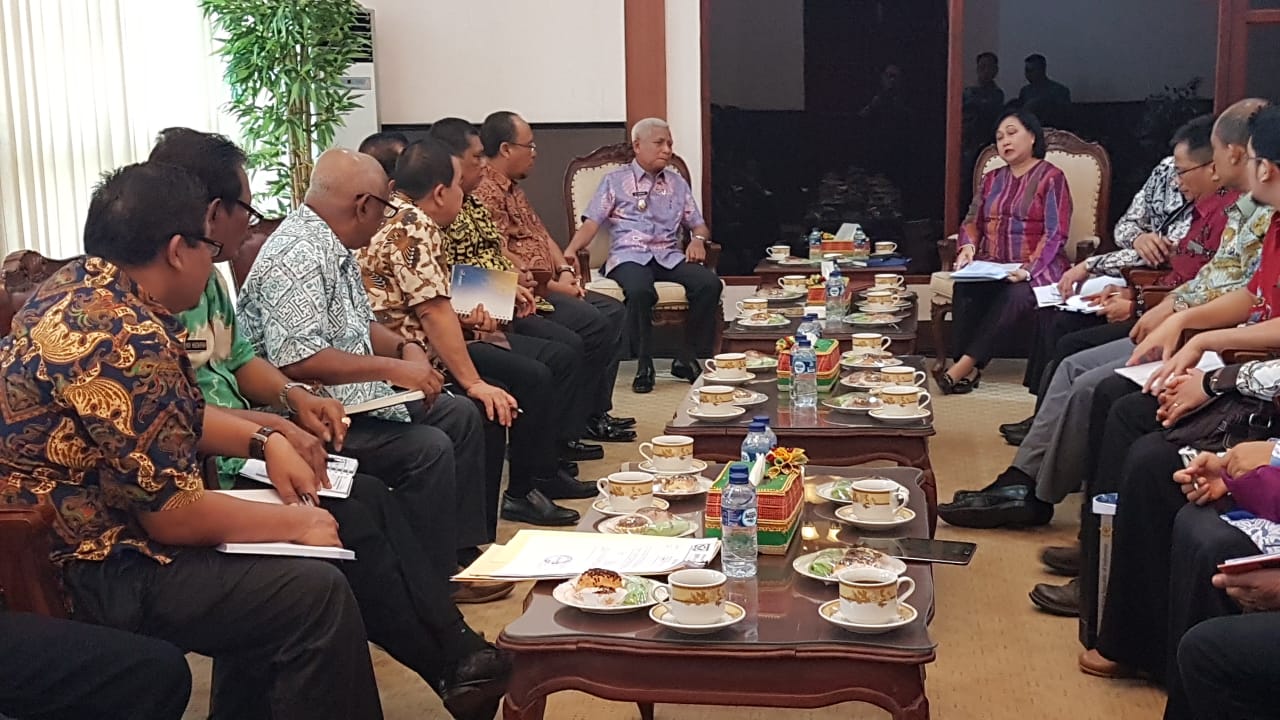 Wakil Bupati Asahan Surta saat menyambut kedatangan perwakilan BPK. Wakil Bupati Asahan Surta saat menyambut kedatangan perwakilan BPK.