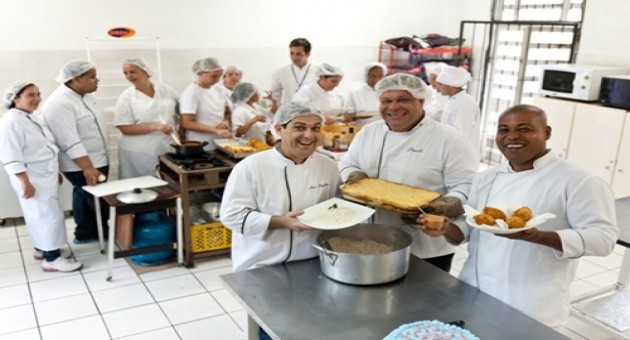 Resultado de imagem para auxiliar de cozinha MASCULINO