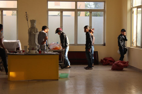 Tai nan tham khoc tren deo Prenn: Dua thi the cac nan nhan ve que - Anh 3