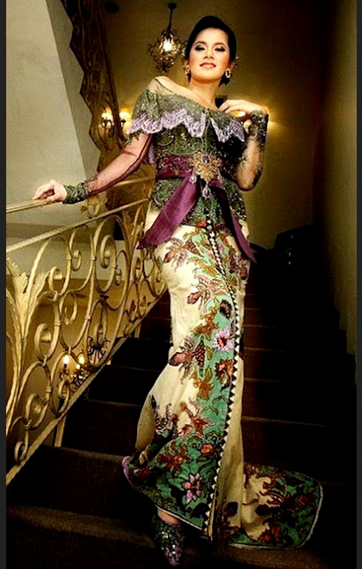 Model kebaya brokat modern dengan kombinasi kain batik Model kebaya brokat modern dengan kombinasi kain batik