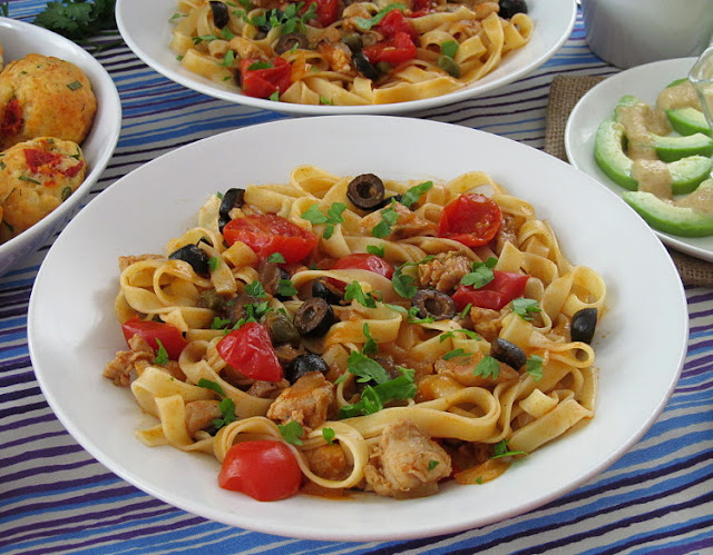 Паста с курицей, томатами и маслинами
