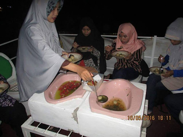 HEBOH, Foto Makanan dan Minuman Disajikan di Kloset HEBOH, Foto Makanan dan Minuman Disajikan di Kloset