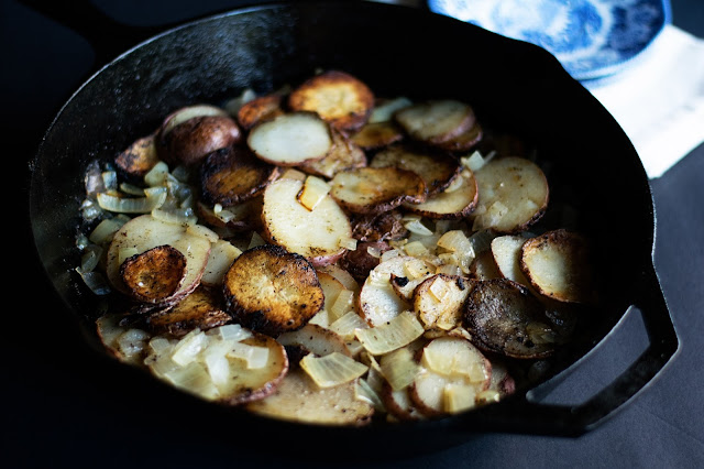 The finished pan of fried potatoes under the title. 