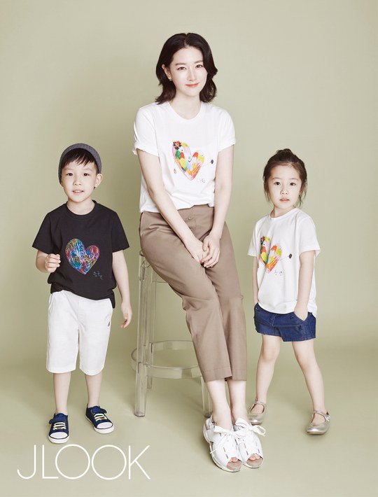 Lee Young Ae dan kedua anaknya