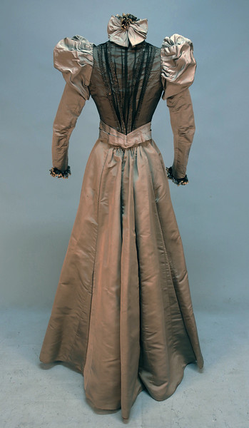 i love historical clothing: high neck gown