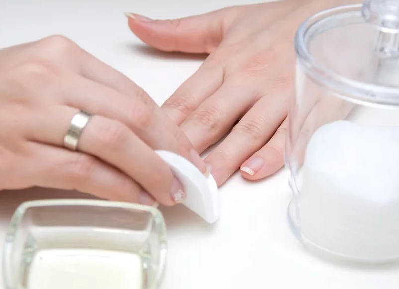 How to Apply Nail Polish Neatly