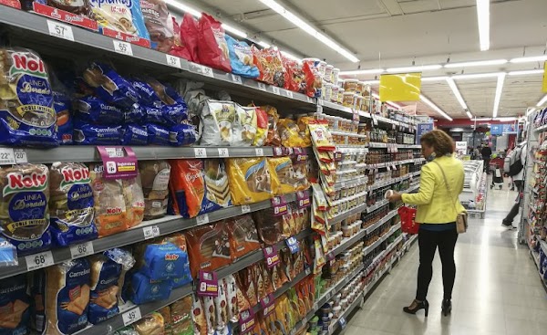 Crisis: más personas usan tarjeta de crédito en supermercados para patear gastos Crisis: más personas usan tarjeta de crédito en supermercados para patear gastos