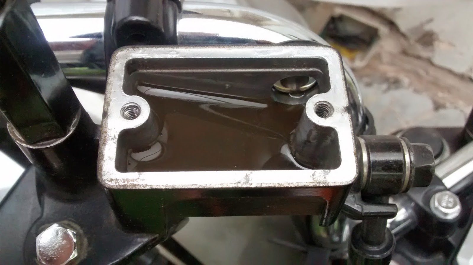 Todo sobre motos Mantenimiento Purgar líquido de freno