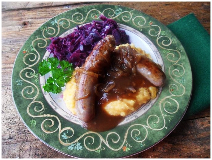 Irish Bangers and Mash with Onion Gravy (Bratwurst und Püree mit