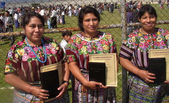 Mujeres mayas con Biblia en su idioma