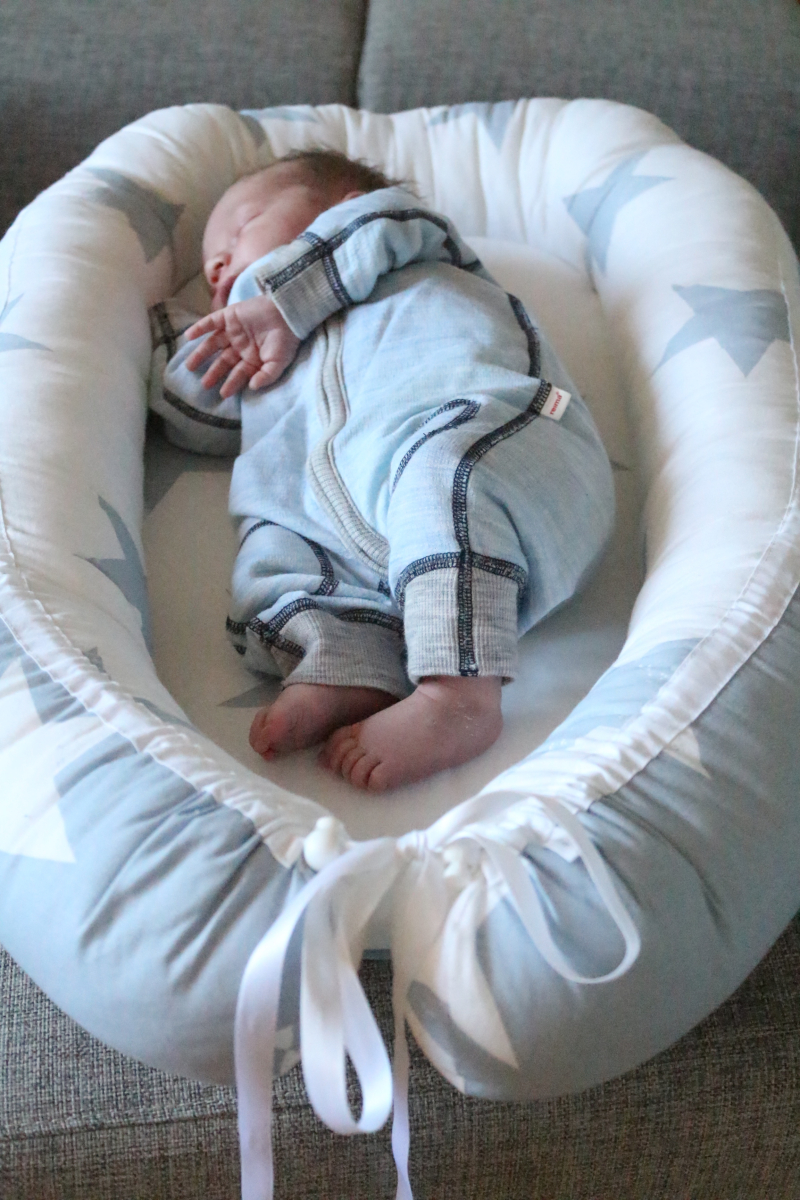 малыш спит в коконе. ребенок спит в коконе. матрас кокон для новорожденных. спят ли дети в коконе ночью. ребенок спит в коконе.