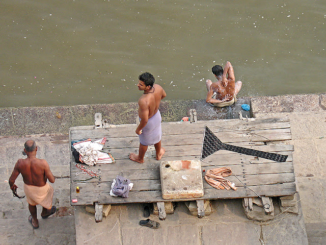 Indiens qui se lavent dans le Gange