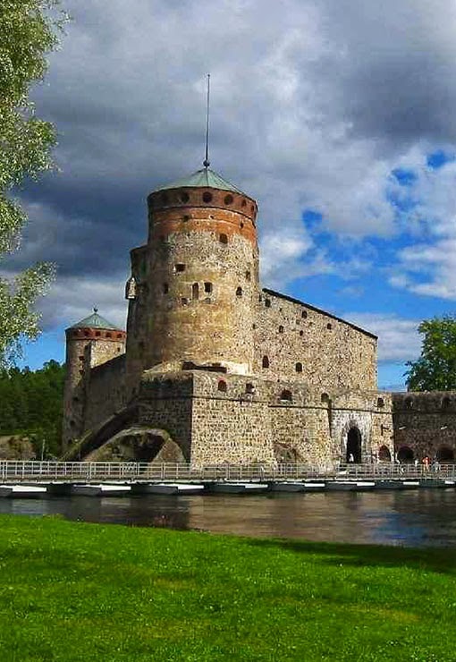  Olavinlinna is a 15th-century three-tower castle located in Savonlinna, Finland. It is the northernmost medieval stone fortress still standing.The castle is